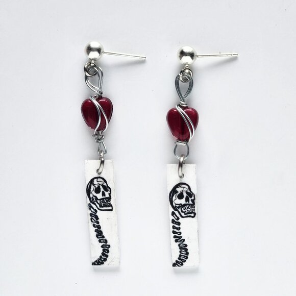 Y2K Mall Goth vampire red heart & skull silver wire long dangly earrings - Picture 1 of 8